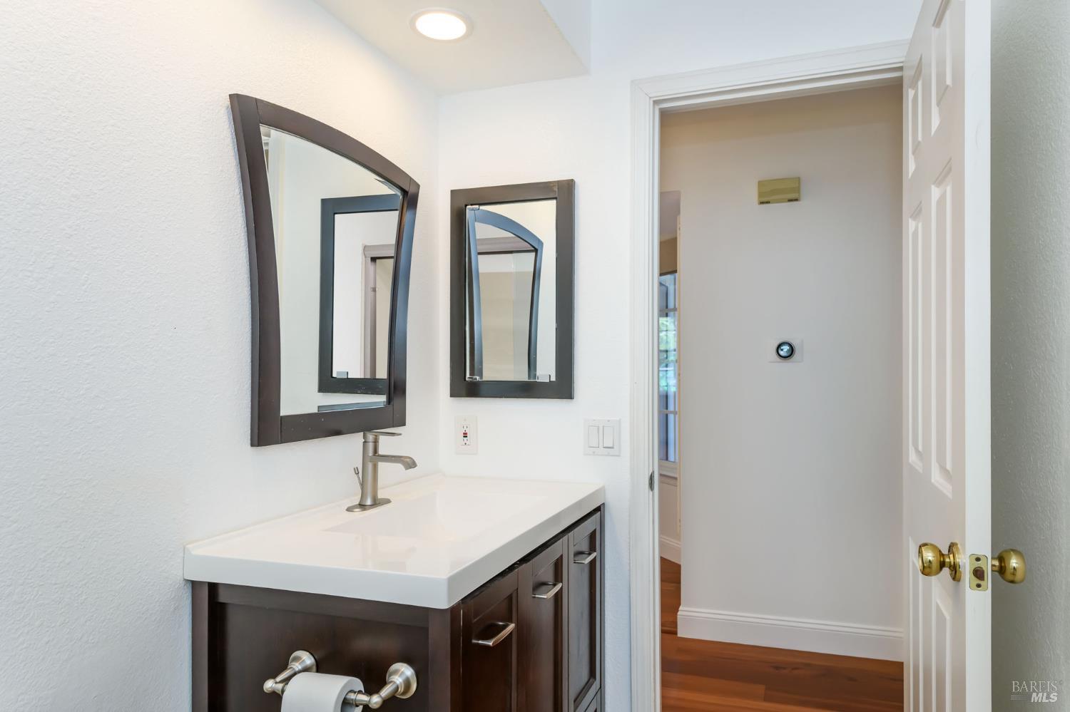 Detail Gallery Image 14 of 34 For 8 Mariners Cir, San Rafael,  CA 94903 - 2 Beds | 2 Baths