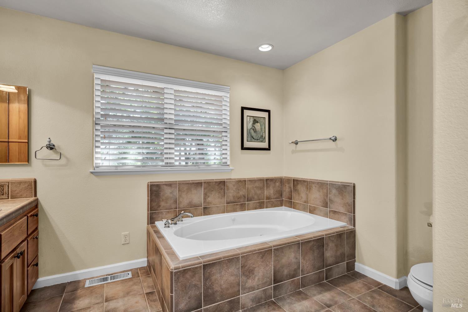 Detail Gallery Image 17 of 33 For 17120 Knollview Dr, Hidden Valley Lake,  CA 95467 - 3 Beds | 2 Baths