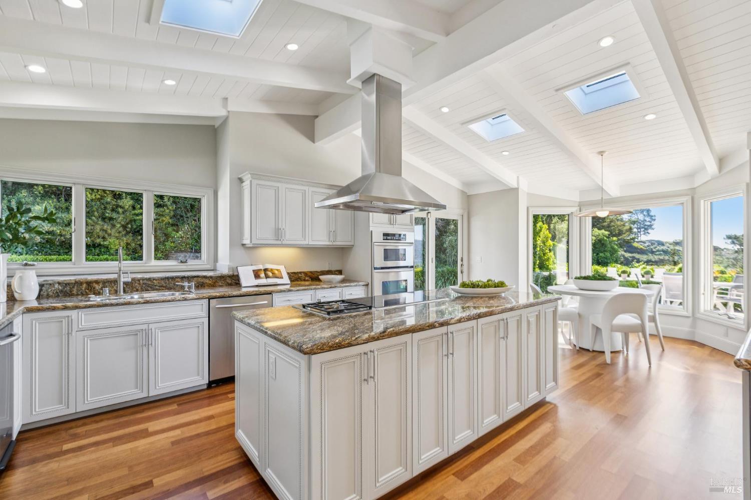 Detail Gallery Image 17 of 54 For 17 Tanfield Rd, Tiburon,  CA 94920 - 5 Beds | 5 Baths