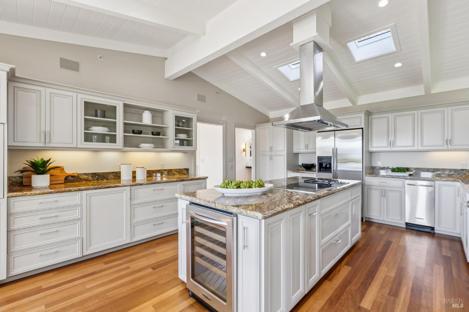 Detail Gallery Image 18 of 54 For 17 Tanfield Rd, Tiburon,  CA 94920 - 5 Beds | 5 Baths