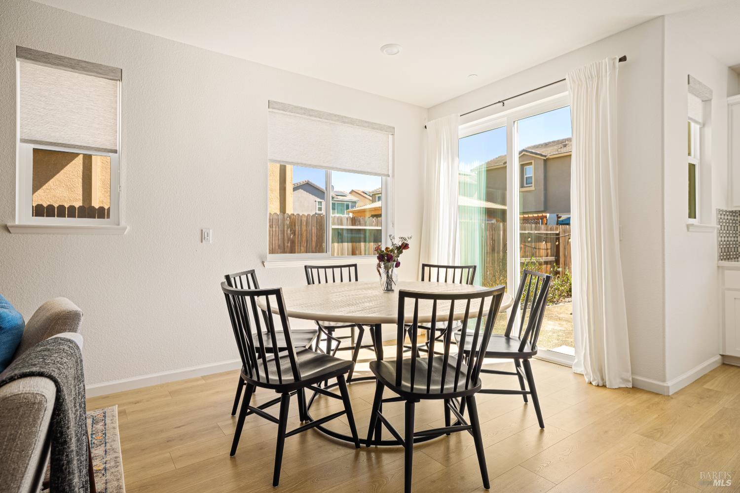 Detail Gallery Image 12 of 48 For 938 Fruit Stand Cir, Vacaville,  CA 95688 - 4 Beds | 4 Baths