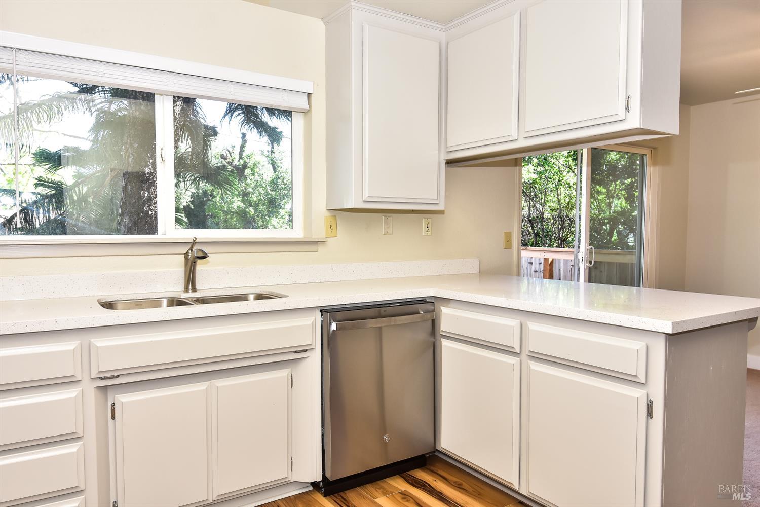 Detail Gallery Image 4 of 13 For 418 Nut Tree Rd, Vacaville,  CA 95687 - 3 Beds | 3 Baths