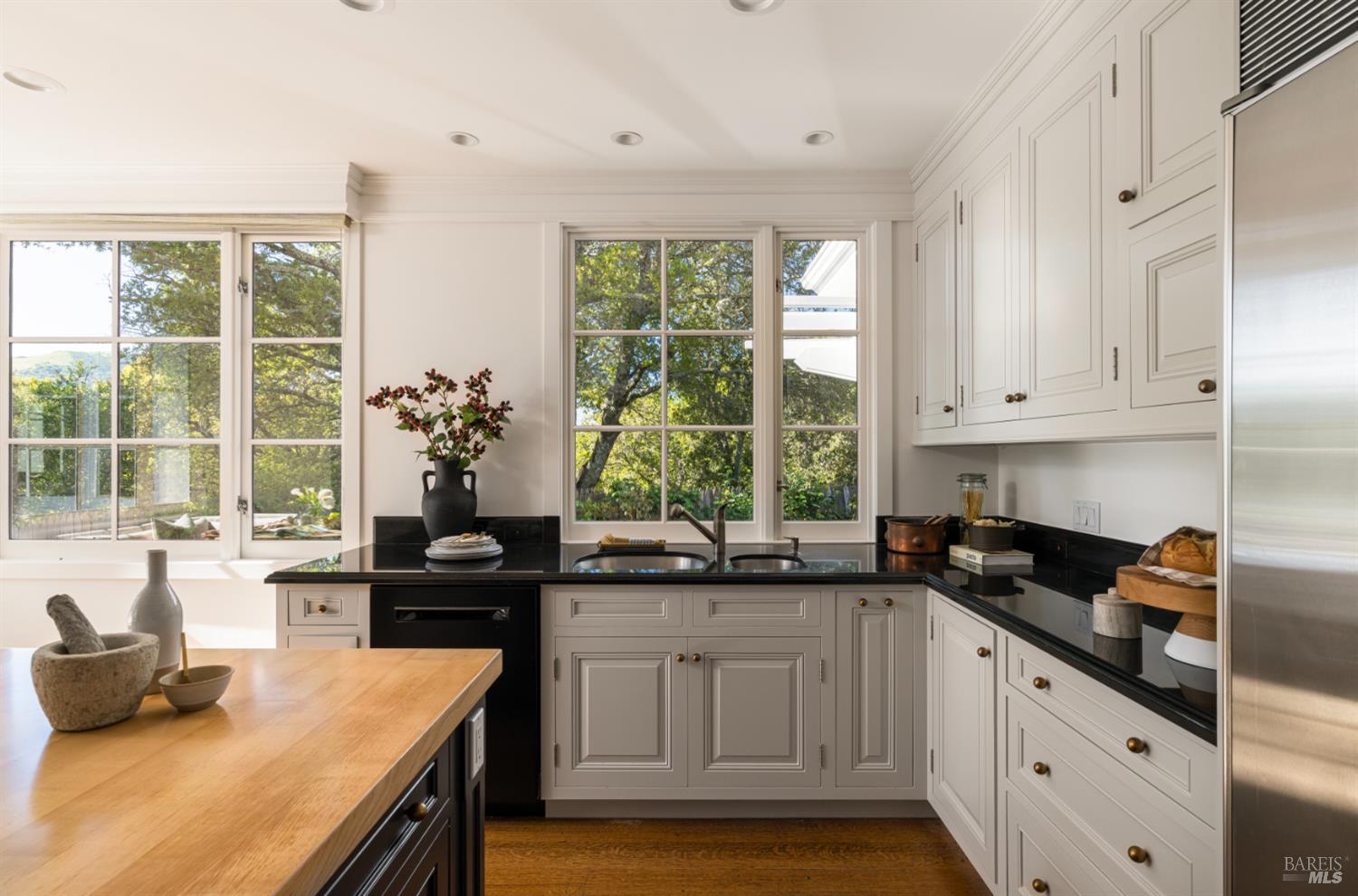 Detail Gallery Image 17 of 59 For 14 Skyland Way, Ross,  CA 94957 - 5 Beds | 4/1 Baths