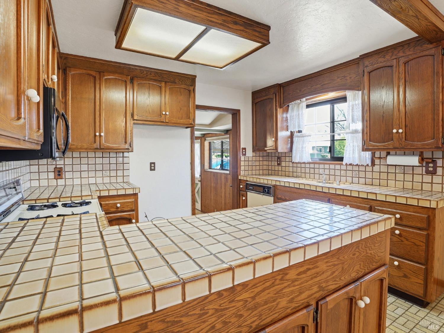 Detail Gallery Image 15 of 57 For 645 Speers Rd, Santa Rosa,  CA 95409 - 3 Beds | 2/1 Baths