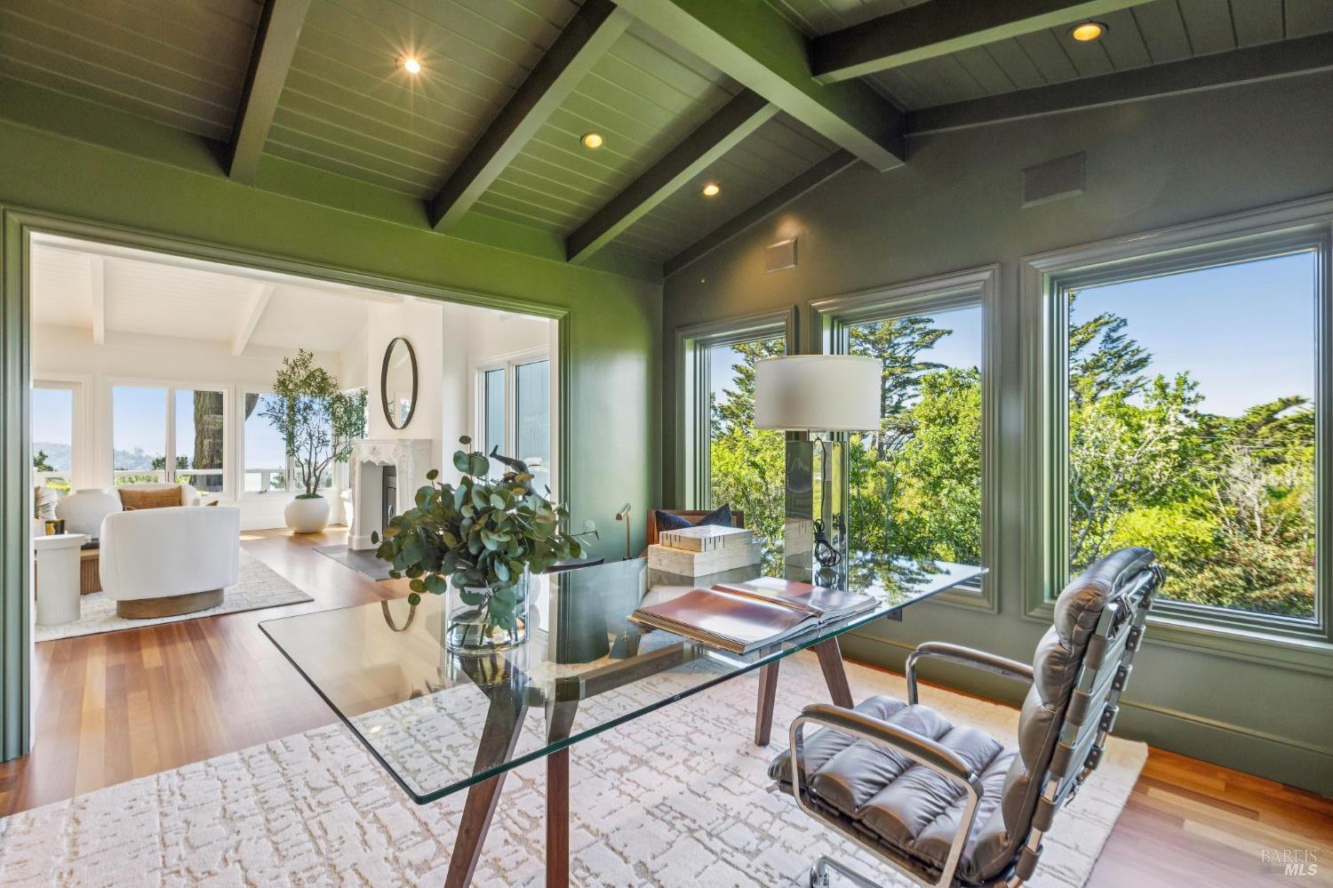 Detail Gallery Image 11 of 54 For 17 Tanfield Rd, Tiburon,  CA 94920 - 5 Beds | 5 Baths