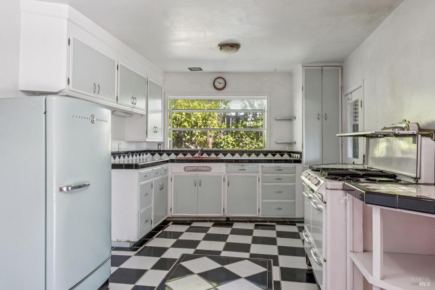 Detail Gallery Image 14 of 50 For 141 Edison Ave, Corte Madera,  CA 94925 - 2 Beds | 1/1 Baths