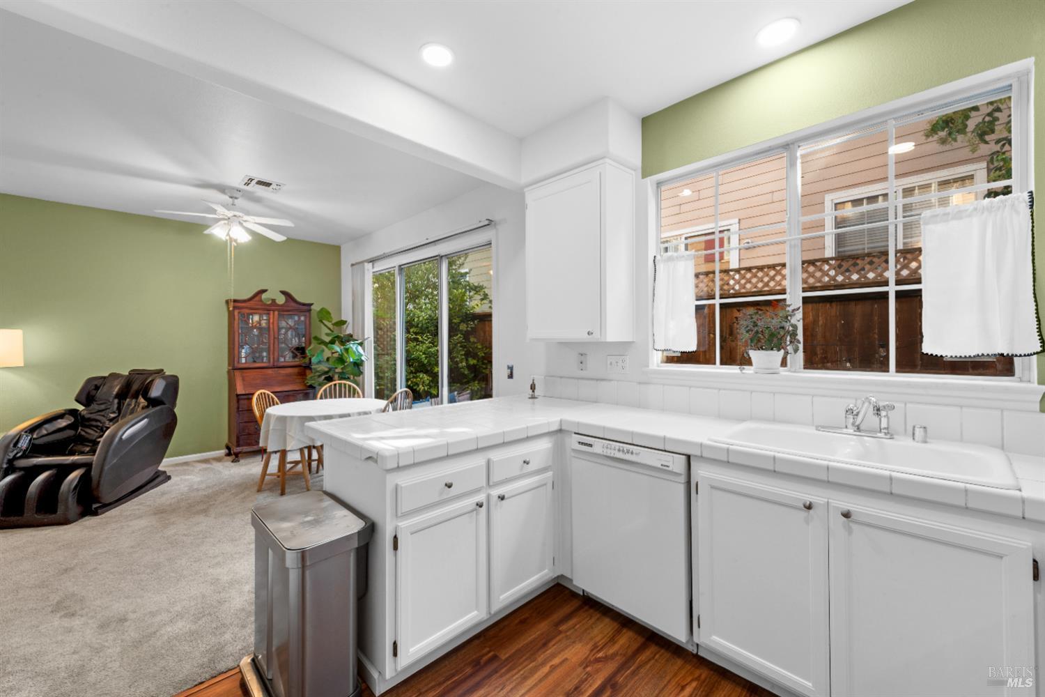 Detail Gallery Image 11 of 24 For 1028 Addison Cir, Petaluma,  CA 94952 - 3 Beds | 2/1 Baths