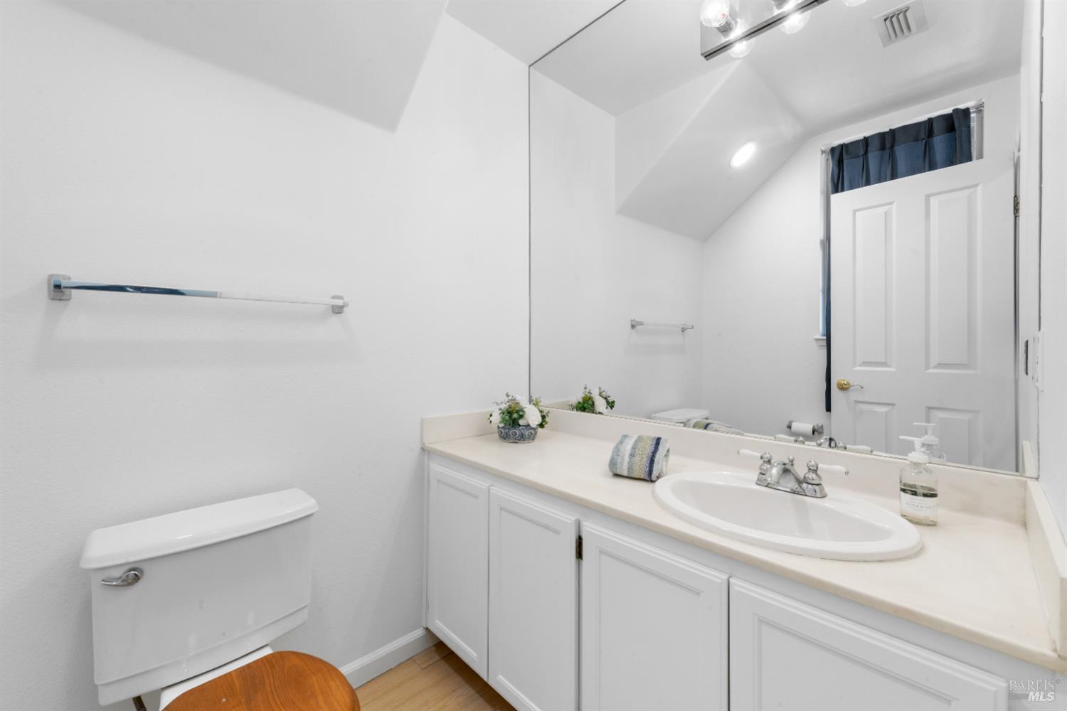 Detail Gallery Image 5 of 24 For 1028 Addison Cir, Petaluma,  CA 94952 - 3 Beds | 2/1 Baths