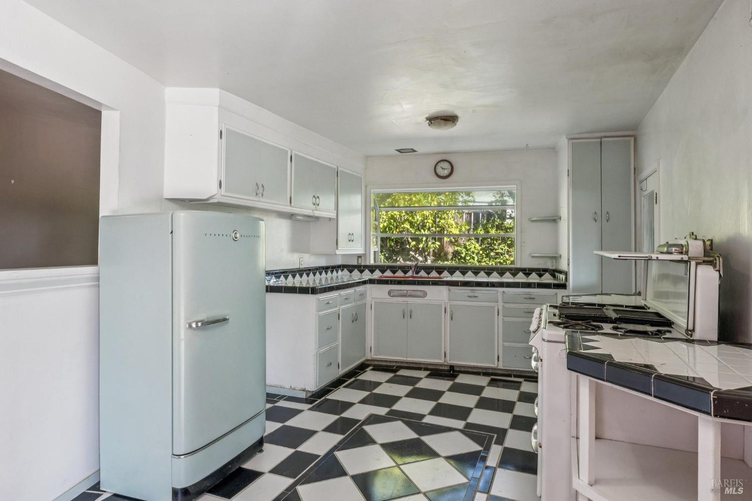 Detail Gallery Image 15 of 50 For 141 Edison Ave, Corte Madera,  CA 94925 - 2 Beds | 1/1 Baths