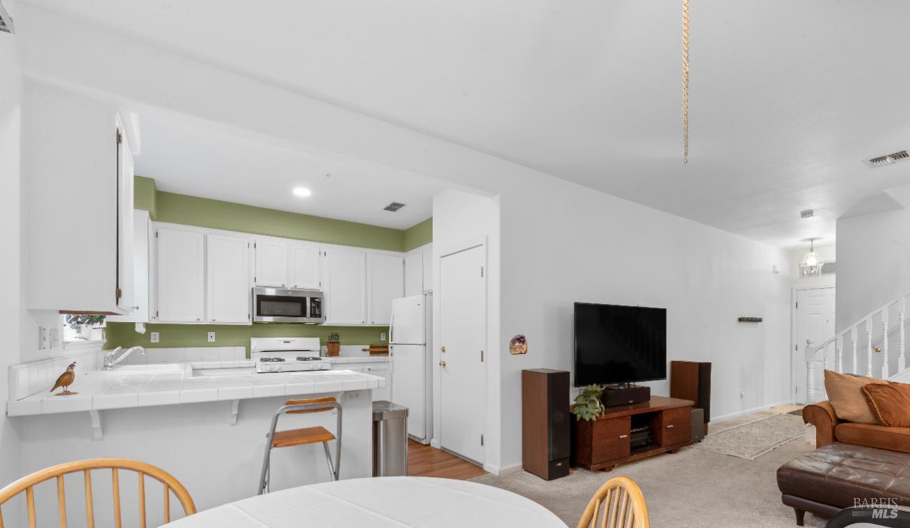 Detail Gallery Image 10 of 24 For 1028 Addison Cir, Petaluma,  CA 94952 - 3 Beds | 2/1 Baths