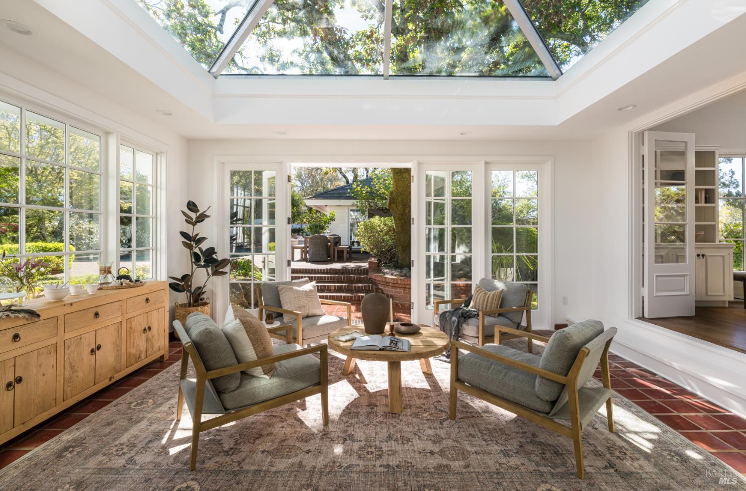 Detail Gallery Image 13 of 59 For 14 Skyland Way, Ross,  CA 94957 - 5 Beds | 4/1 Baths