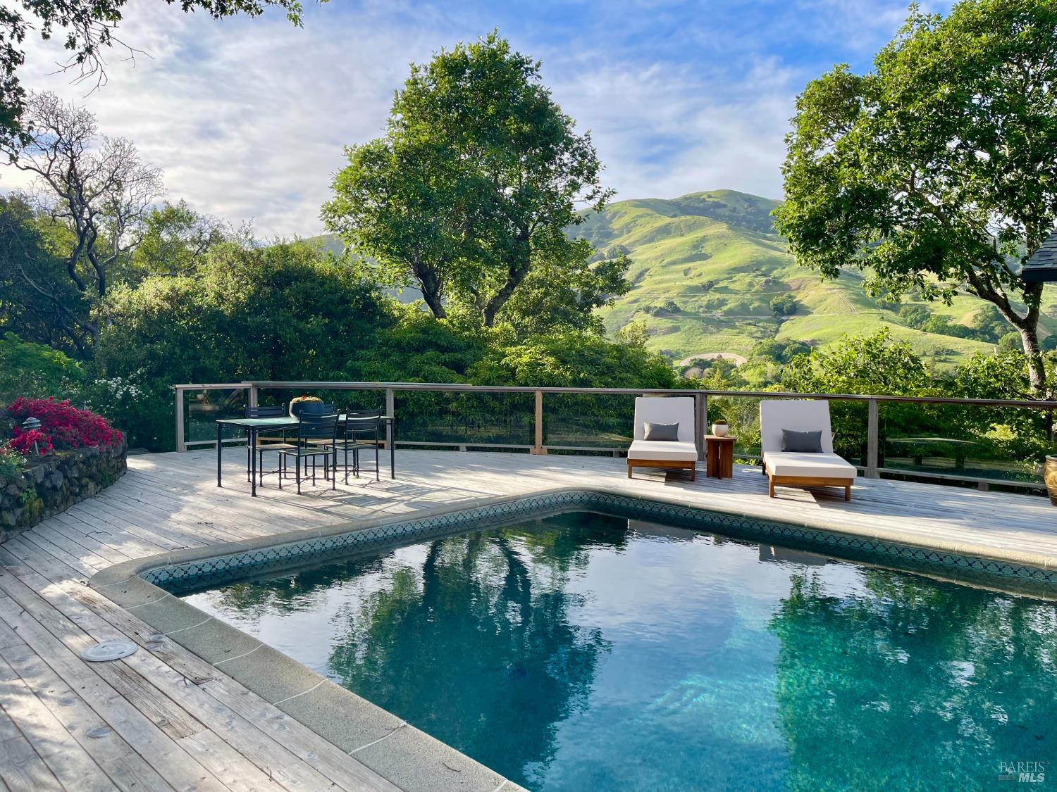 Detail Gallery Image 6 of 49 For 16 Dutch Valley Ln, San Anselmo,  CA 94960 - 4 Beds | 2 Baths