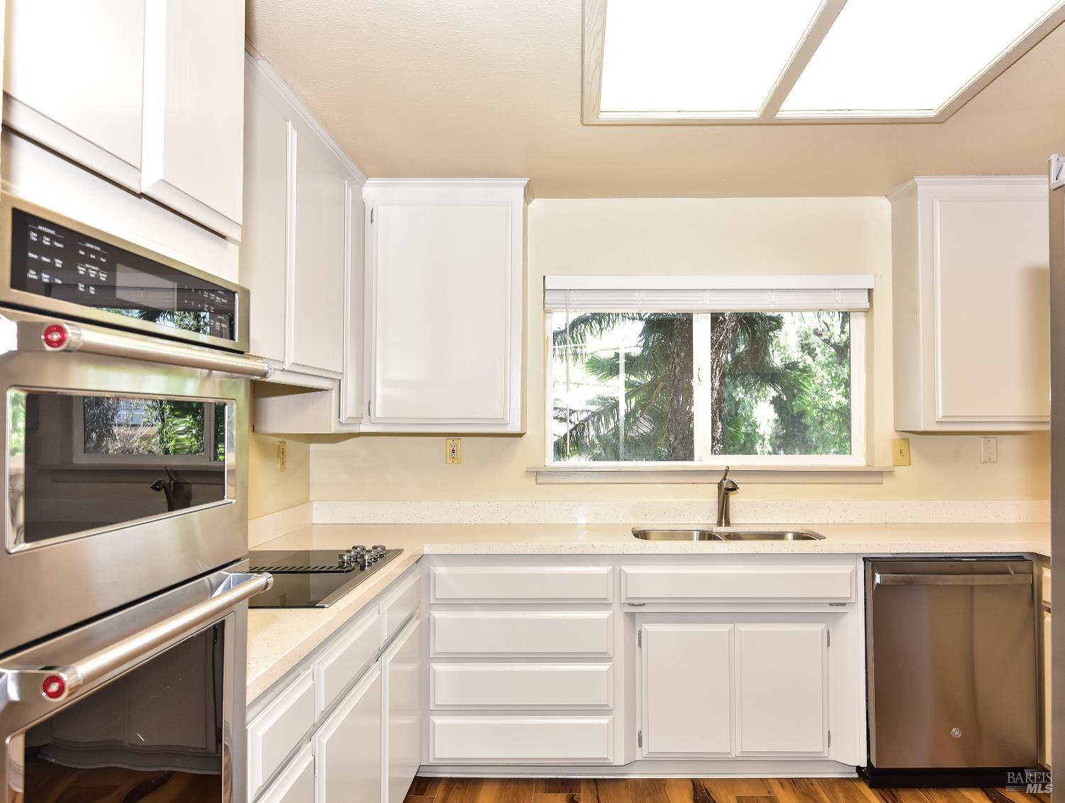 Detail Gallery Image 5 of 13 For 418 Nut Tree Rd, Vacaville,  CA 95687 - 3 Beds | 3 Baths