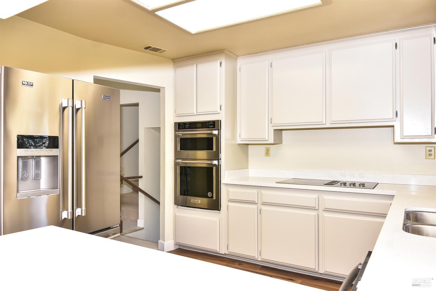 Detail Gallery Image 3 of 13 For 418 Nut Tree Rd, Vacaville,  CA 95687 - 3 Beds | 3 Baths