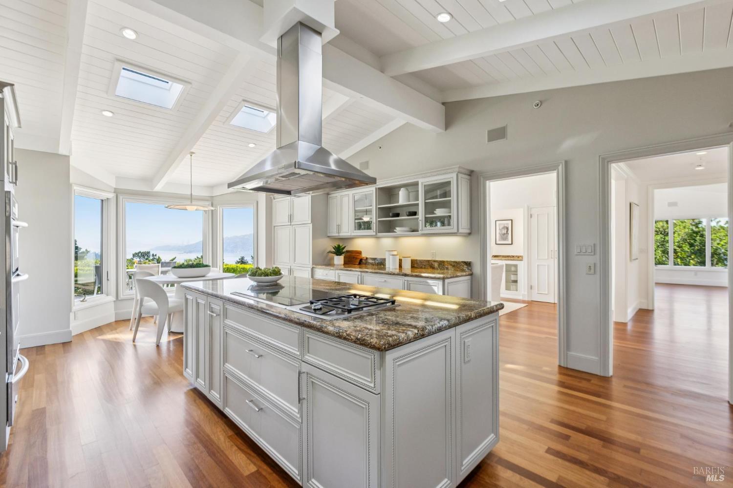 Detail Gallery Image 14 of 54 For 17 Tanfield Rd, Tiburon,  CA 94920 - 5 Beds | 5 Baths