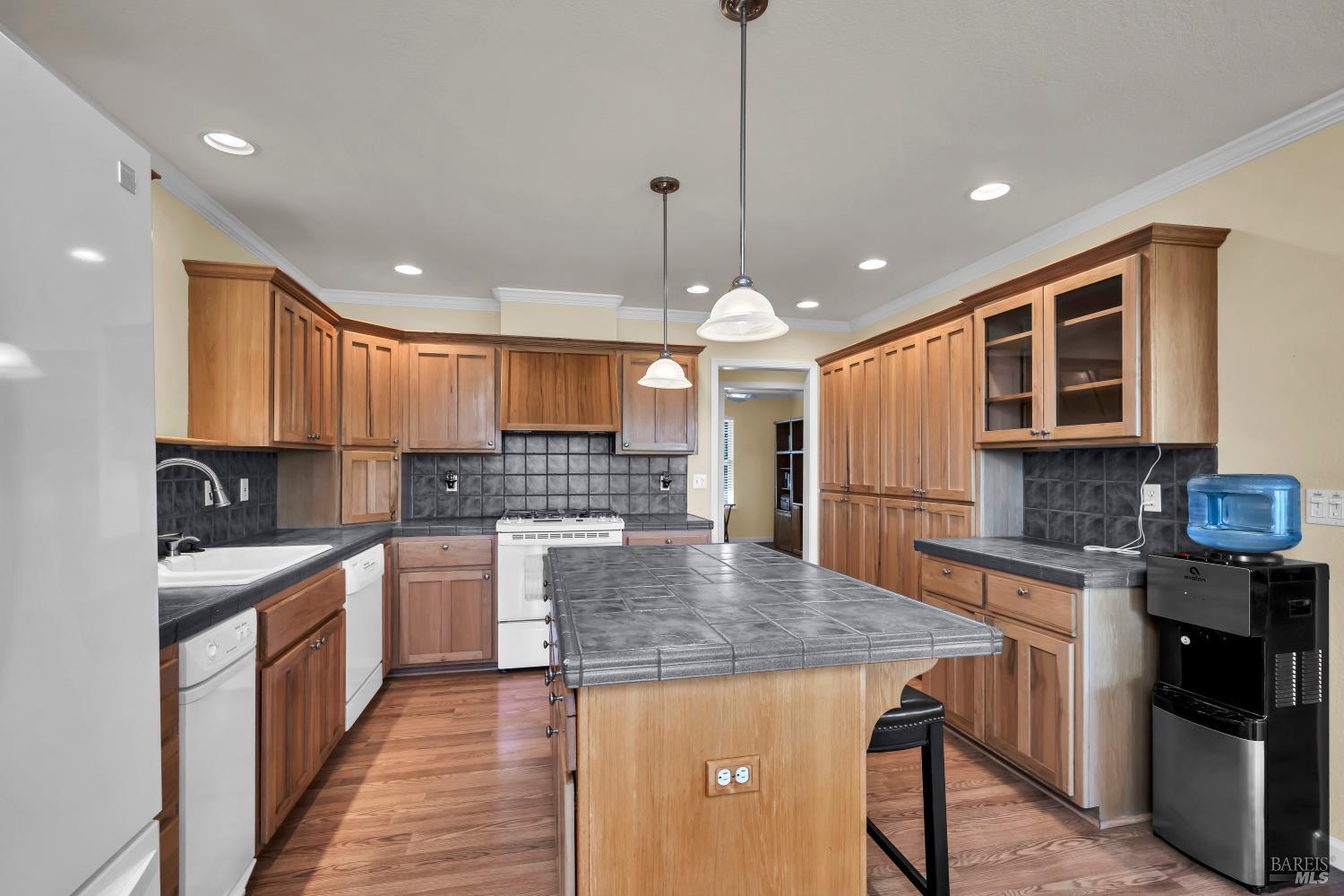 Detail Gallery Image 10 of 33 For 17120 Knollview Dr, Hidden Valley Lake,  CA 95467 - 3 Beds | 2 Baths