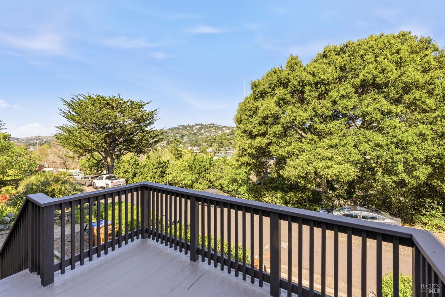 Detail Gallery Image 9 of 45 For 31 Acacia Ave, Belvedere,  CA 94920 - 3 Beds | 1 Baths