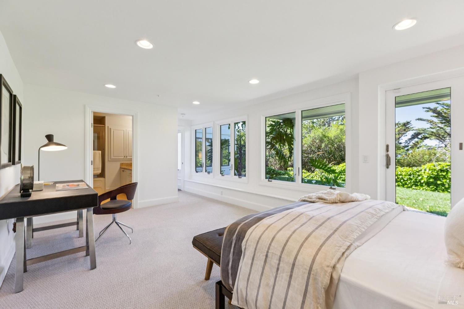 Detail Gallery Image 32 of 54 For 17 Tanfield Rd, Tiburon,  CA 94920 - 5 Beds | 5 Baths