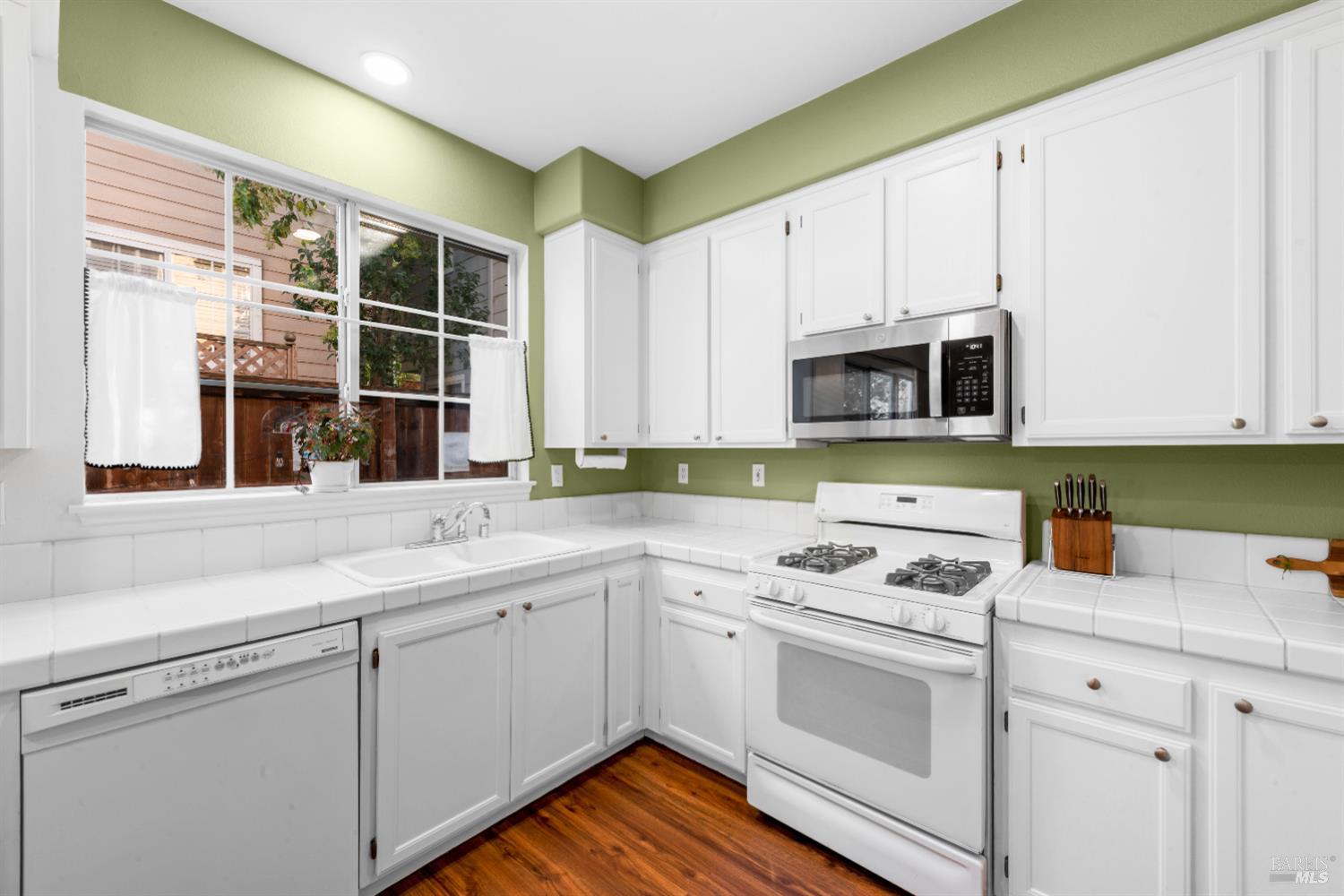 Detail Gallery Image 9 of 24 For 1028 Addison Cir, Petaluma,  CA 94952 - 3 Beds | 2/1 Baths