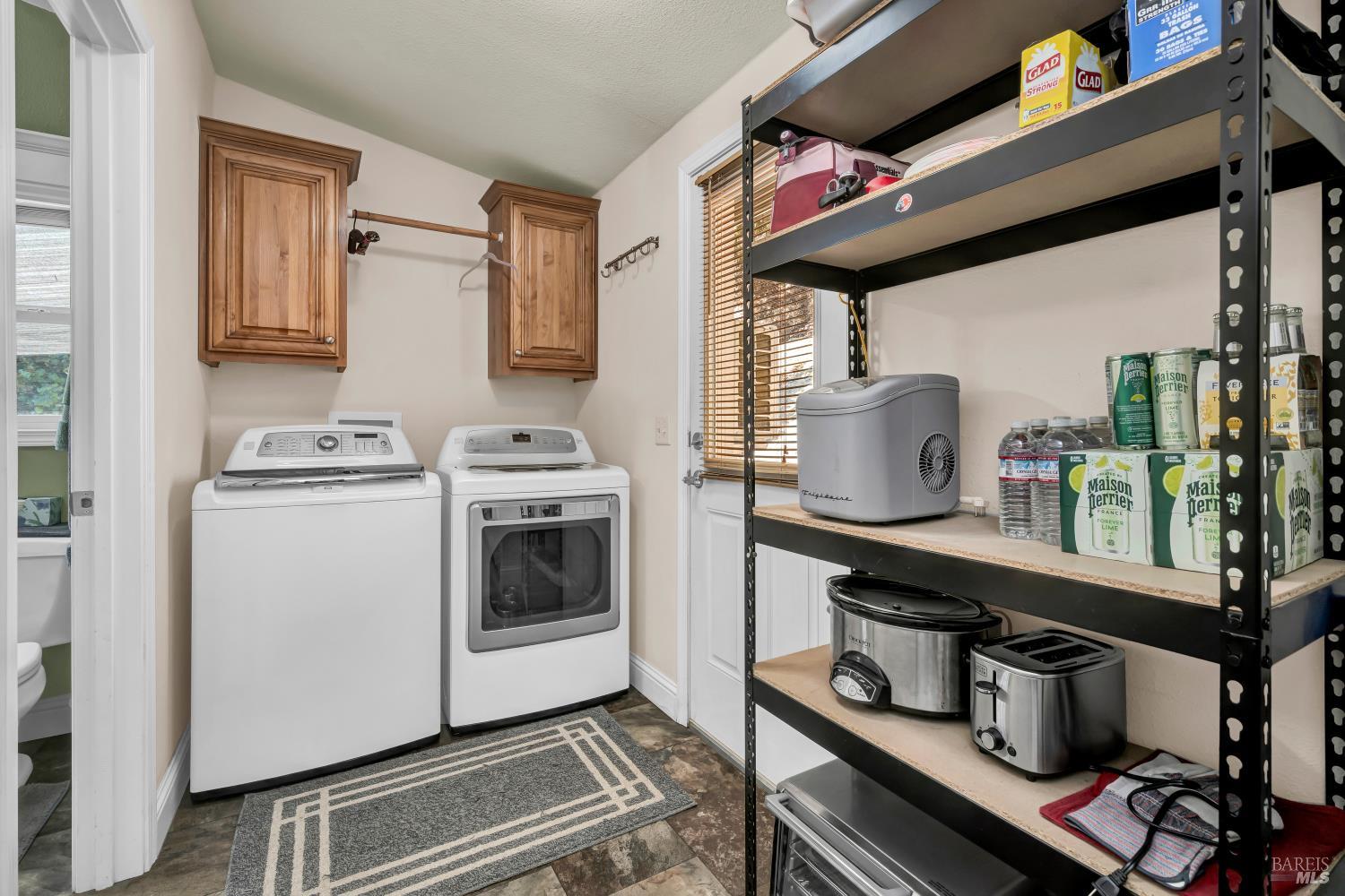 Detail Gallery Image 13 of 33 For 17120 Knollview Dr, Hidden Valley Lake,  CA 95467 - 3 Beds | 2 Baths