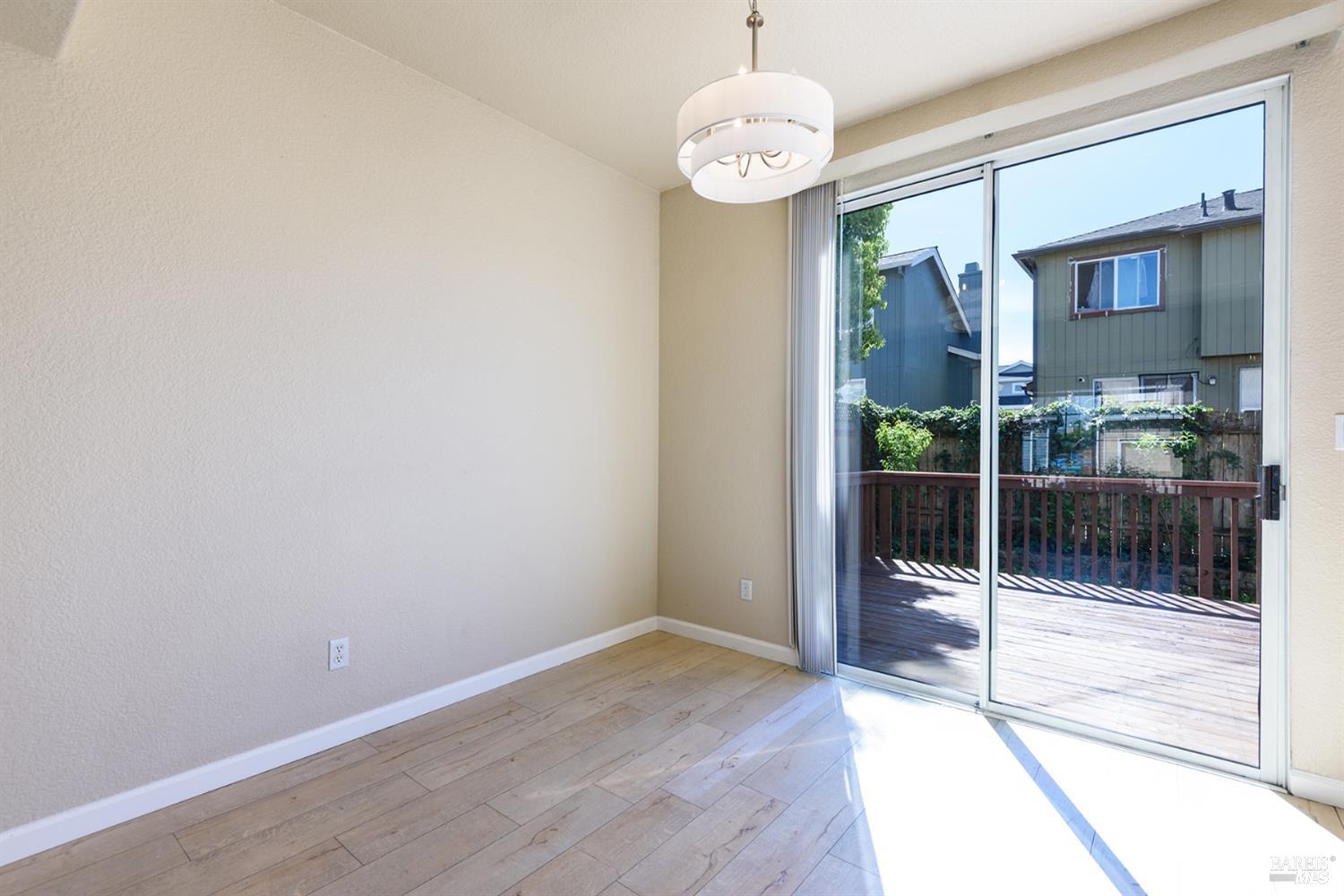 Detail Gallery Image 6 of 22 For 2122 Crystal Hill Dr, Santa Rosa,  CA 95404 - 3 Beds | 2/1 Baths