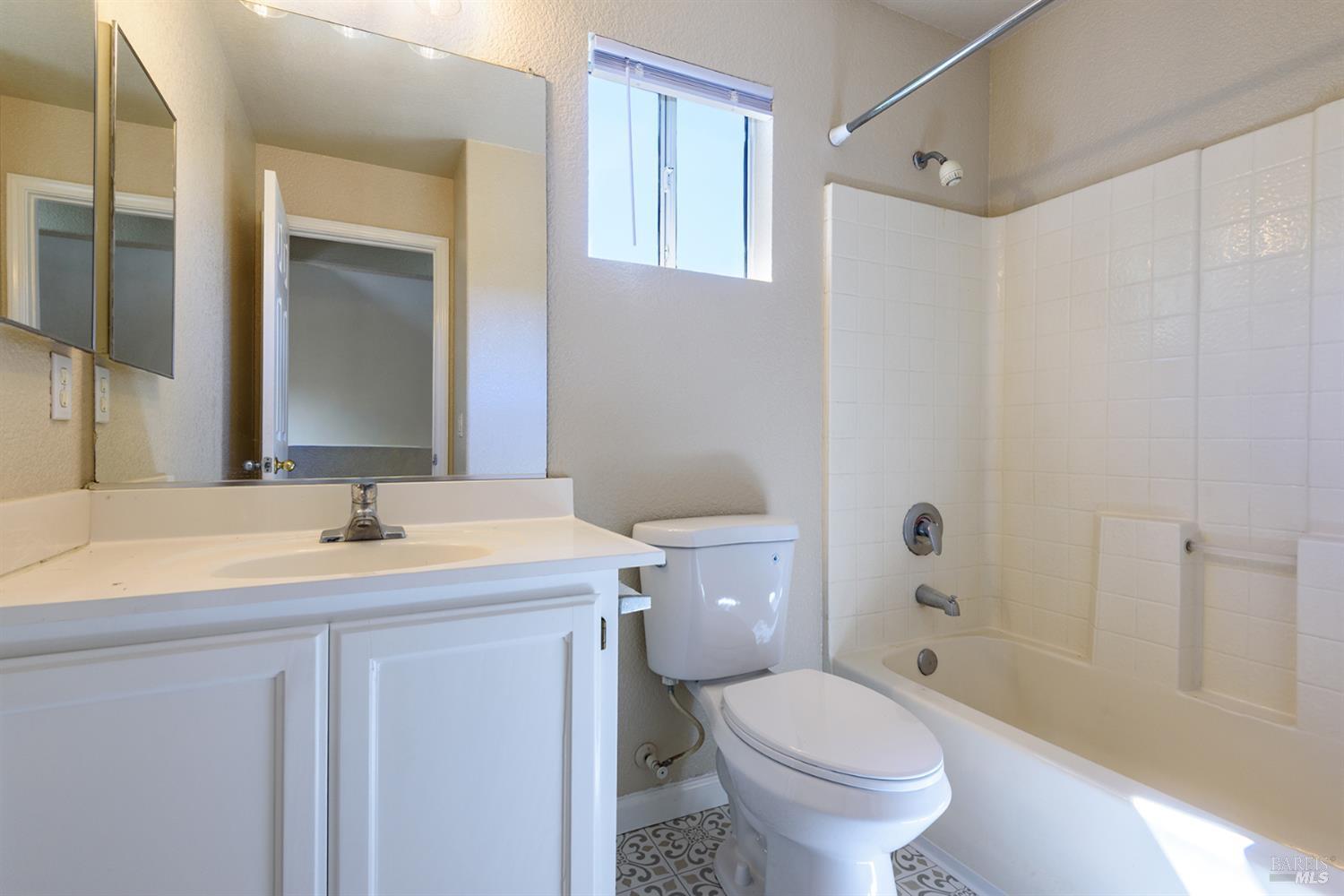 Detail Gallery Image 12 of 22 For 2122 Crystal Hill Dr, Santa Rosa,  CA 95404 - 3 Beds | 2/1 Baths