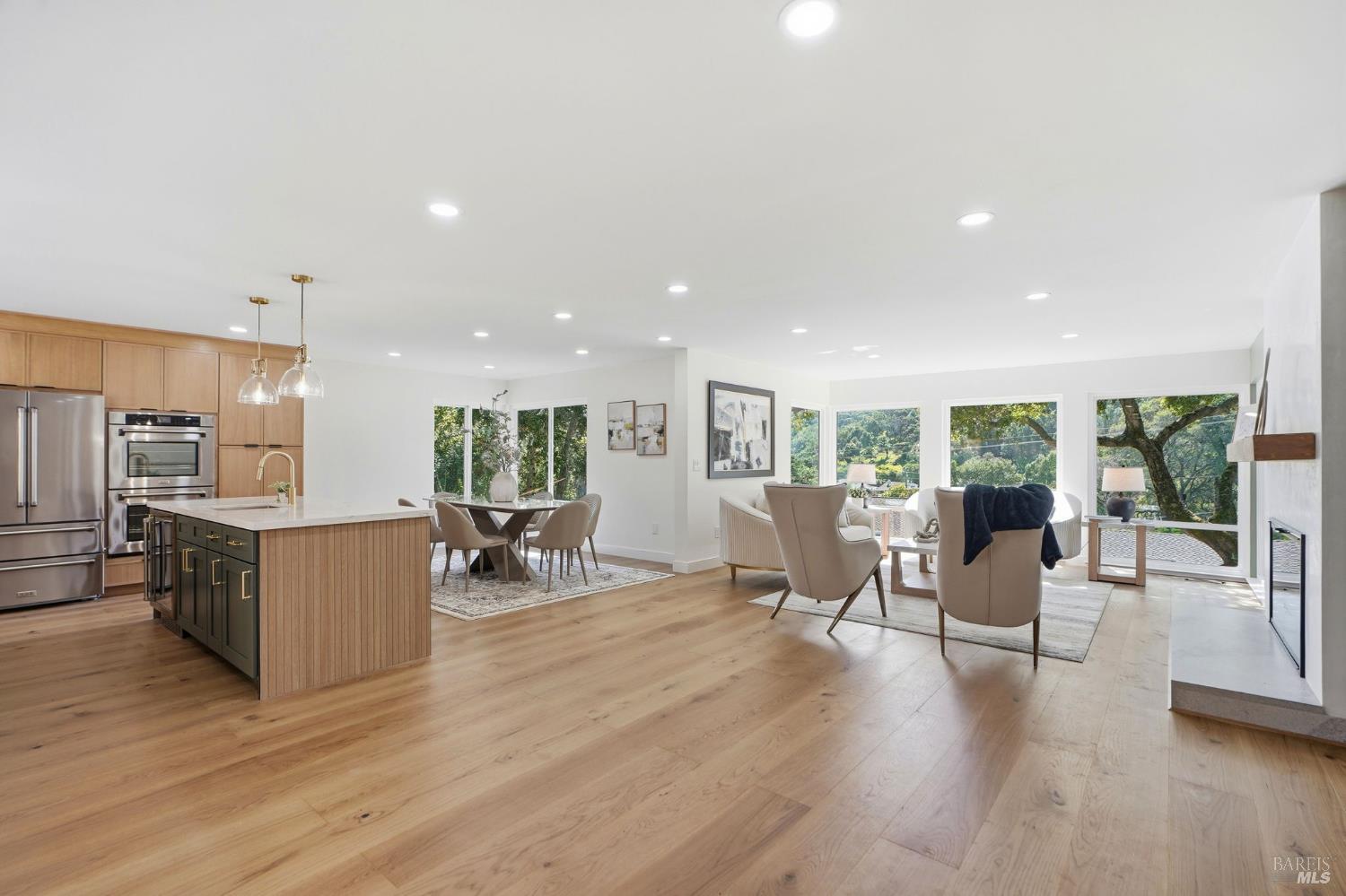 Detail Gallery Image 11 of 93 For 36 Capilano Dr, Novato,  CA 94949 - 5 Beds | 4/1 Baths