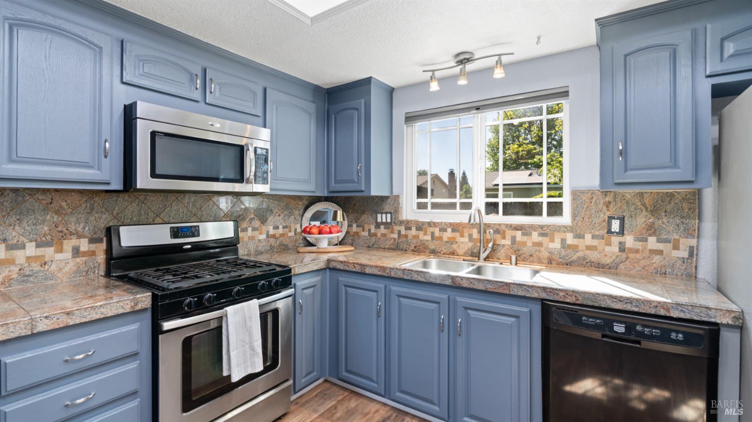 Detail Gallery Image 18 of 67 For 191 Bel Air Dr, Vacaville,  CA 95687 - 5 Beds | 2/1 Baths