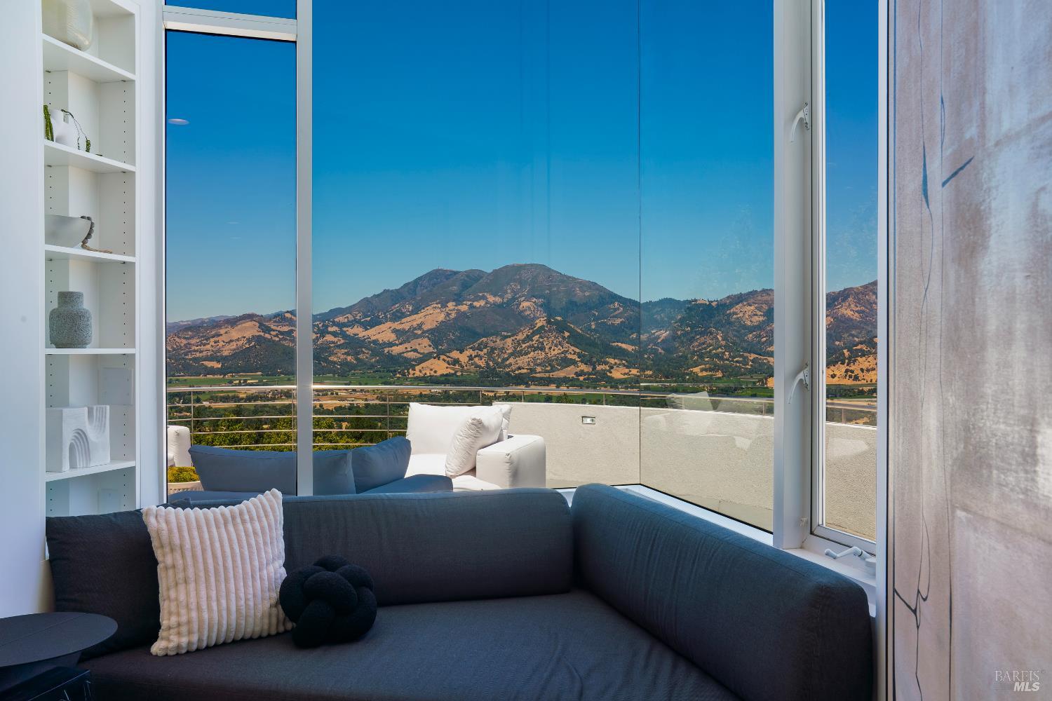 Detail Gallery Image 11 of 48 For 375 Kortum Canyon Rd, Calistoga,  CA 94515 - 4 Beds | 4/2 Baths