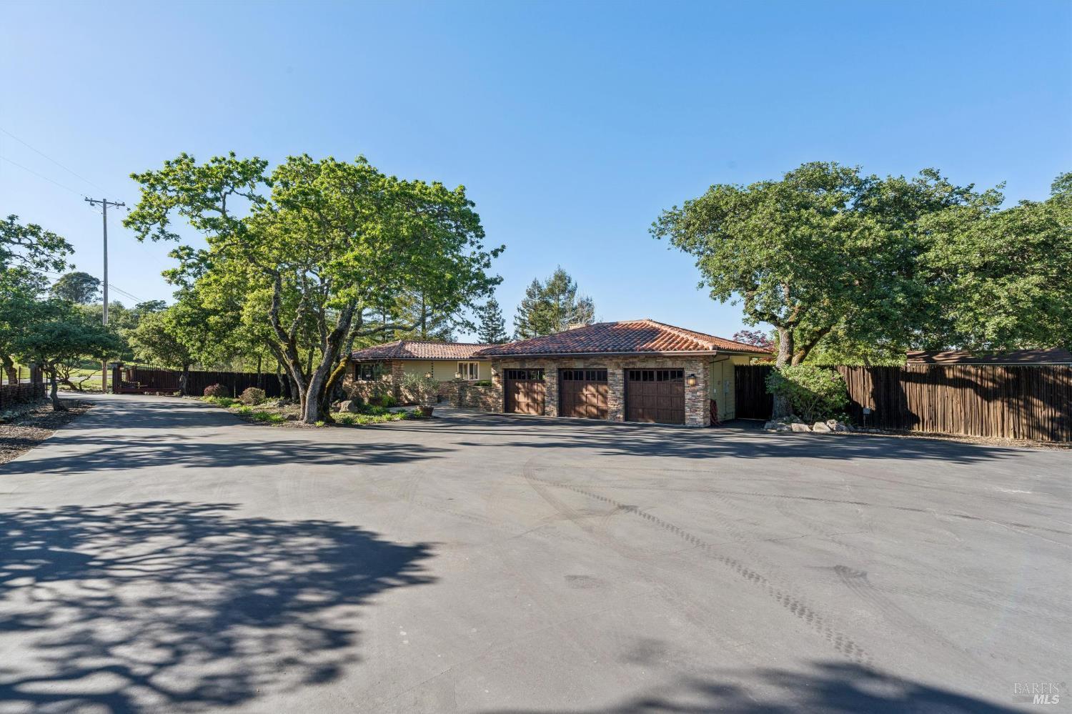 Detail Gallery Image 4 of 45 For 2575 Bennett Ridge Rd, Santa Rosa,  CA 95404 - 4 Beds | 2/1 Baths