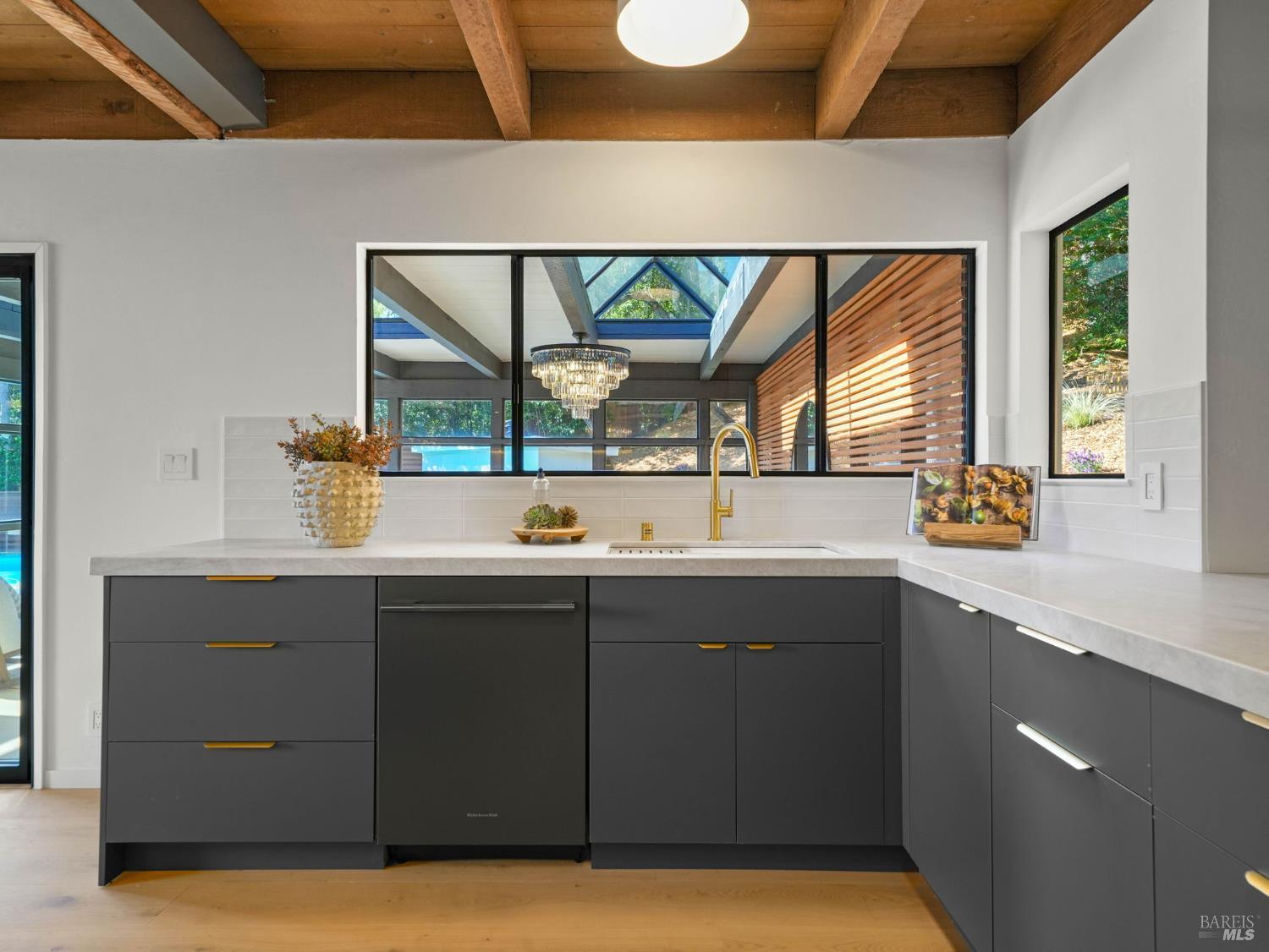 Detail Gallery Image 28 of 60 For 17 Overhill Rd, Mill Valley,  CA 94941 - 5 Beds | 2 Baths
