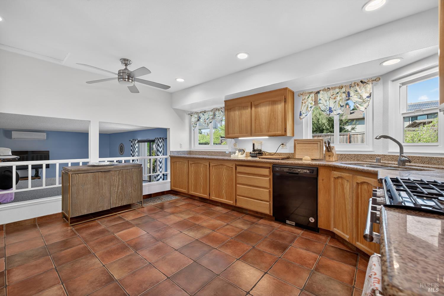 Detail Gallery Image 6 of 41 For 5410 Corbett Cir, Santa Rosa,  CA 95403 - 4 Beds | 2/1 Baths