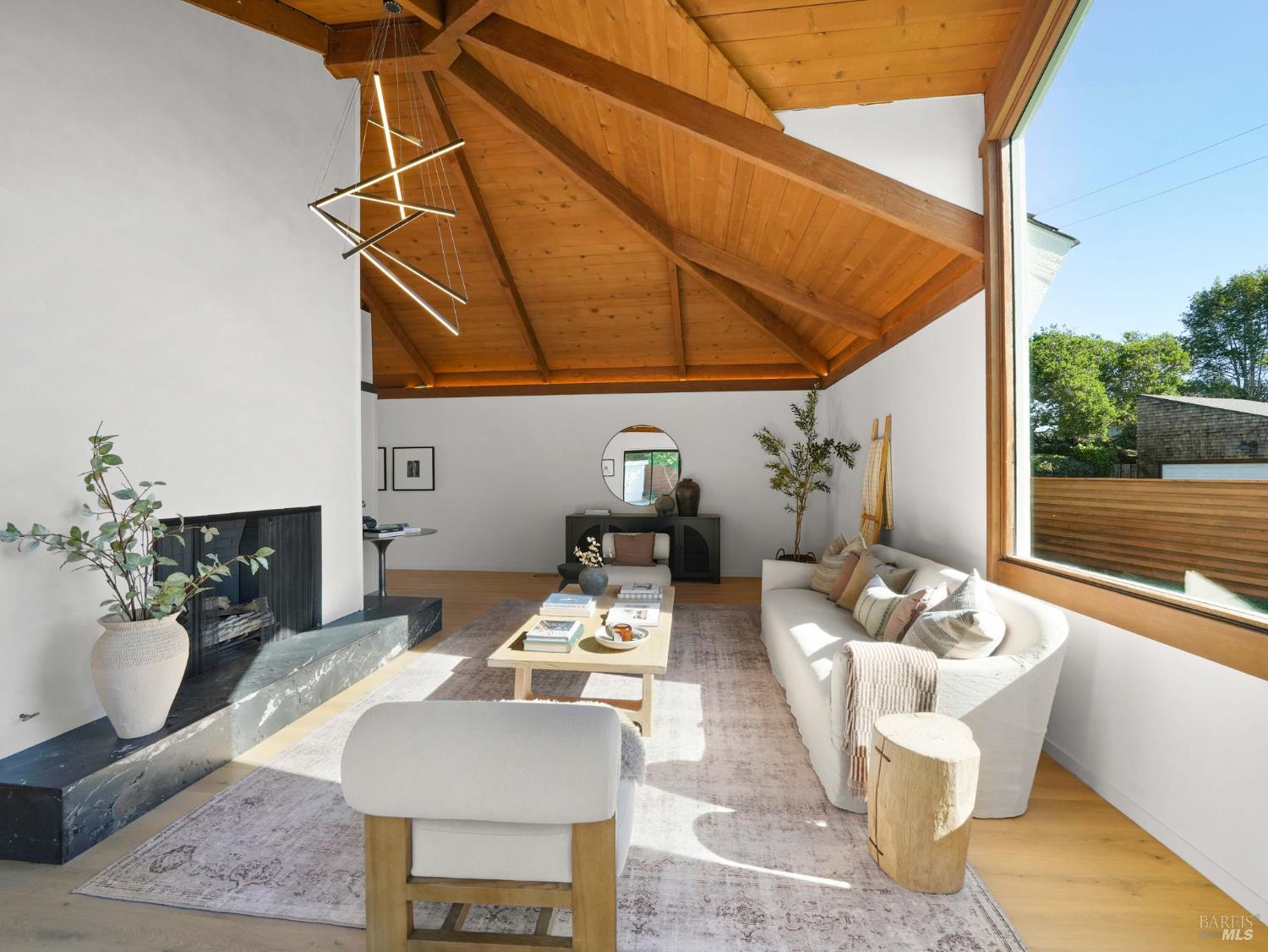 Detail Gallery Image 12 of 60 For 17 Overhill Rd, Mill Valley,  CA 94941 - 5 Beds | 2 Baths