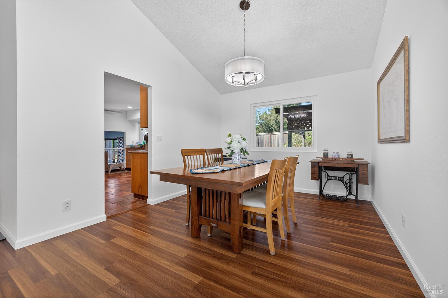 Detail Gallery Image 8 of 41 For 5410 Corbett Cir, Santa Rosa,  CA 95403 - 4 Beds | 2/1 Baths