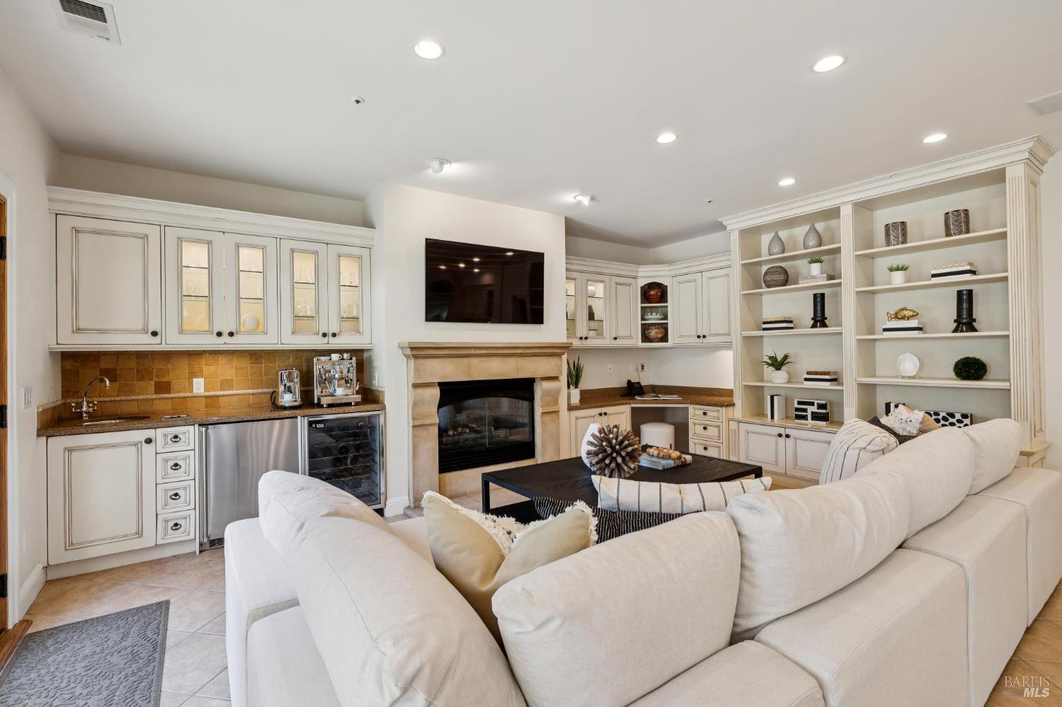 Detail Gallery Image 15 of 77 For 172 Pacheco Ave, Novato,  CA 94947 - 6 Beds | 6/1 Baths