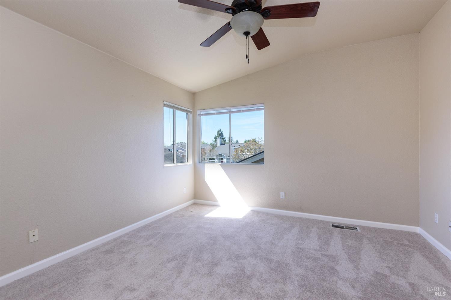 Detail Gallery Image 14 of 22 For 2122 Crystal Hill Dr, Santa Rosa,  CA 95404 - 3 Beds | 2/1 Baths