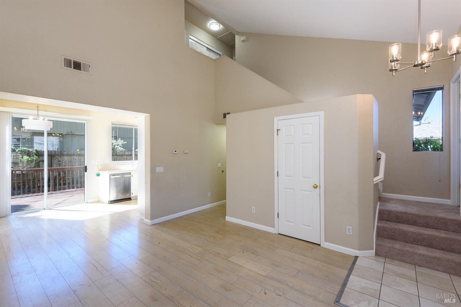 Detail Gallery Image 3 of 22 For 2122 Crystal Hill Dr, Santa Rosa,  CA 95404 - 3 Beds | 2/1 Baths