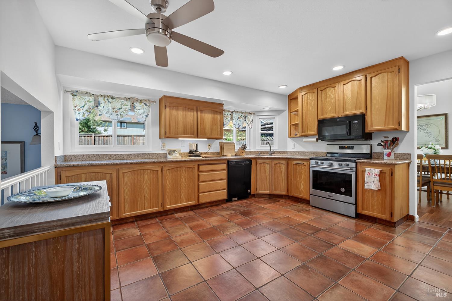 Detail Gallery Image 4 of 41 For 5410 Corbett Cir, Santa Rosa,  CA 95403 - 4 Beds | 2/1 Baths