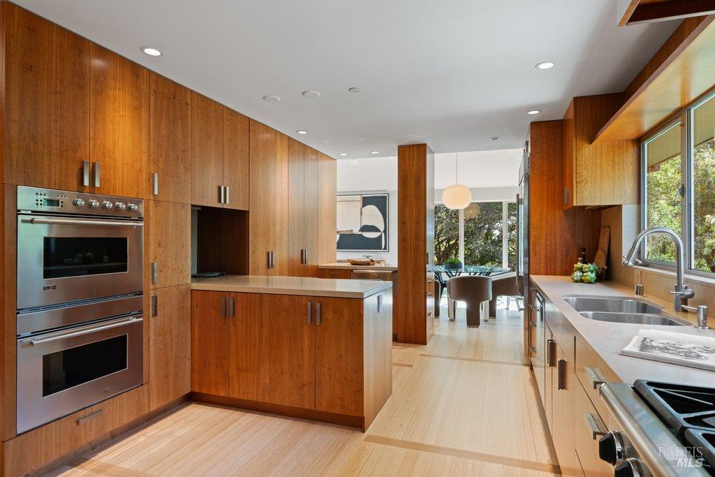 Detail Gallery Image 18 of 89 For 103 Reed Ranch Rd, Tiburon,  CA 94920 - 5 Beds | 4 Baths