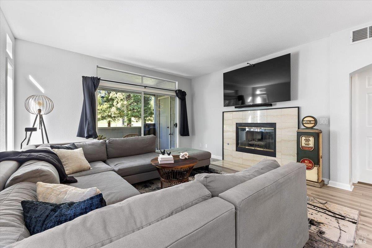 Detail Gallery Image 6 of 48 For 2070 Stonefield Ln, Santa Rosa,  CA 95403 - 2 Beds | 2/1 Baths