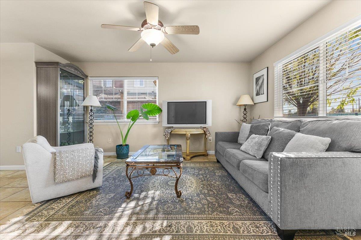 Detail Gallery Image 4 of 26 For 2310 Iroquois St, Santa Rosa,  CA 95403 - 3 Beds | 2/1 Baths