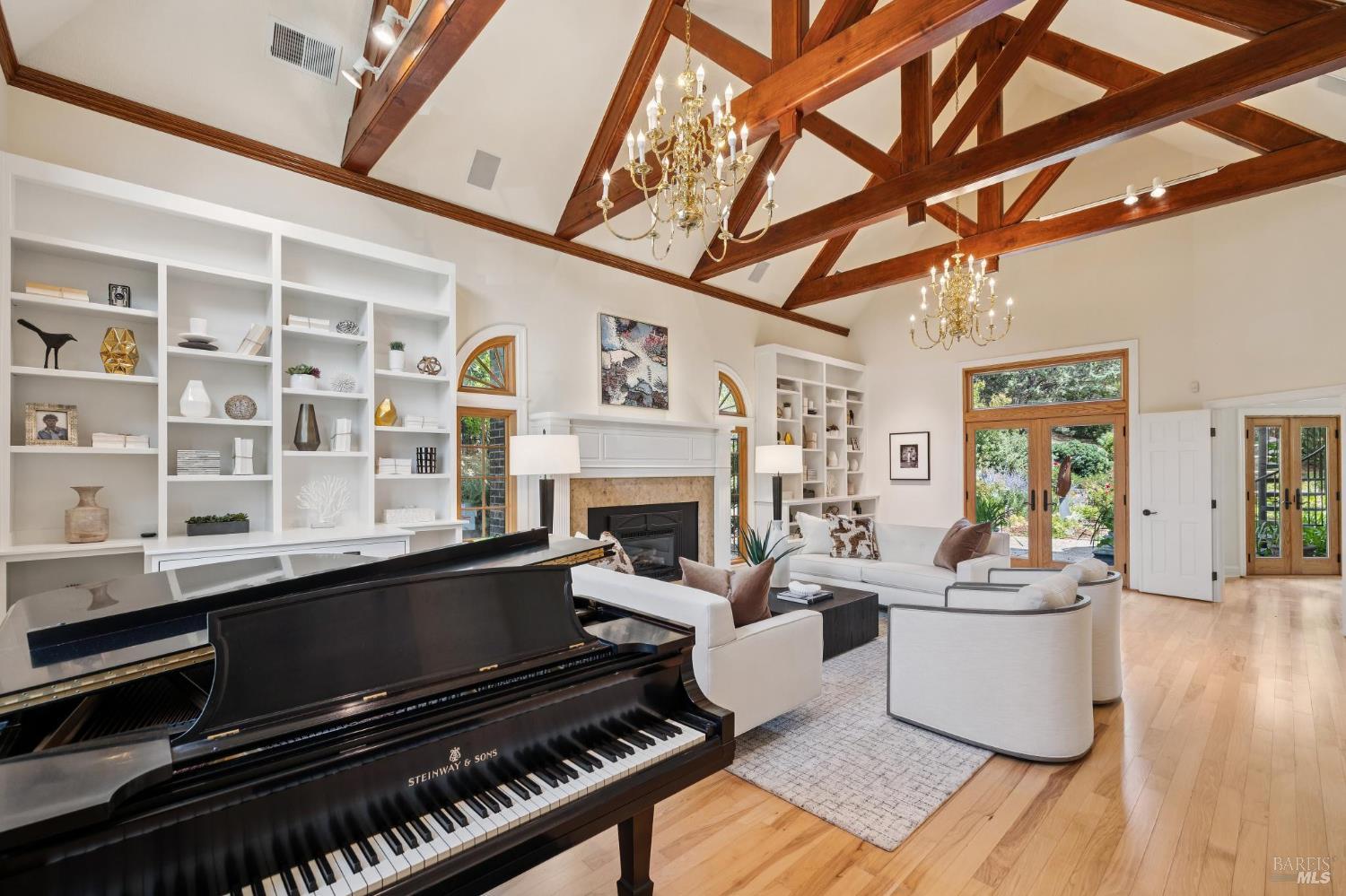 Detail Gallery Image 8 of 77 For 172 Pacheco Ave, Novato,  CA 94947 - 6 Beds | 6/1 Baths