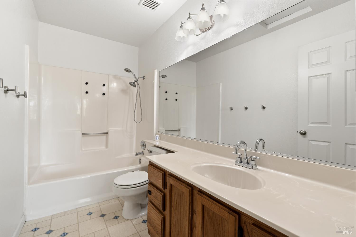 Detail Gallery Image 17 of 51 For 131 Cambridge Dr, Vacaville,  CA 95687 - 3 Beds | 2/1 Baths