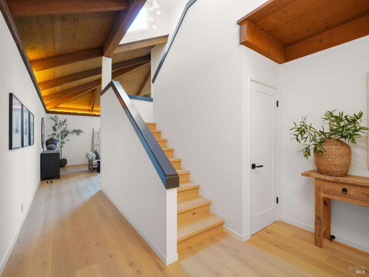 Detail Gallery Image 8 of 60 For 17 Overhill Rd, Mill Valley,  CA 94941 - 5 Beds | 2 Baths