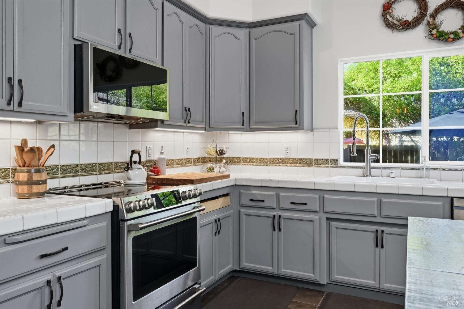 Detail Gallery Image 13 of 47 For 104 Village Oaks Ct, Healdsburg,  CA 95448 - 4 Beds | 2/1 Baths