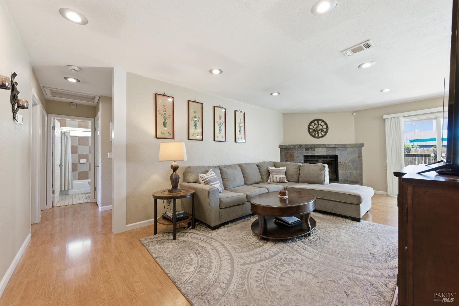 Detail Gallery Image 5 of 36 For 1446 Monitor Ave, Suisun City,  CA 94585 - 3 Beds | 2 Baths