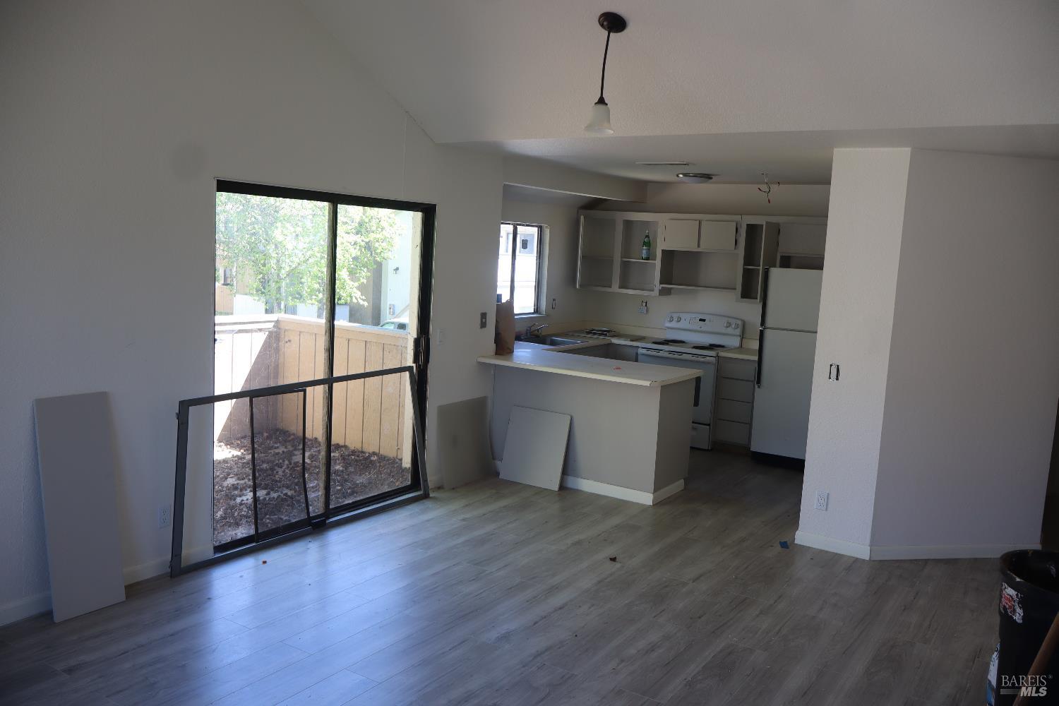 Detail Gallery Image 4 of 6 For 2599 Westberry Dr, Santa Rosa,  CA 95403 - 2 Beds | 2 Baths