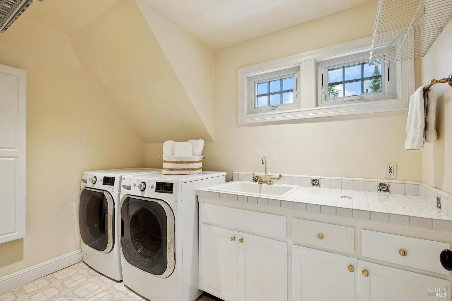 Detail Gallery Image 38 of 77 For 172 Pacheco Ave, Novato,  CA 94947 - 6 Beds | 6/1 Baths