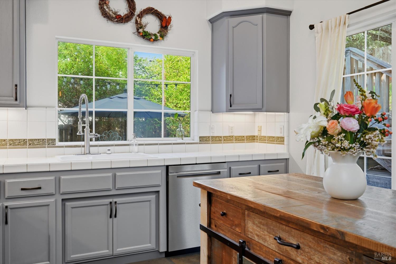 Detail Gallery Image 14 of 47 For 104 Village Oaks Ct, Healdsburg,  CA 95448 - 4 Beds | 2/1 Baths