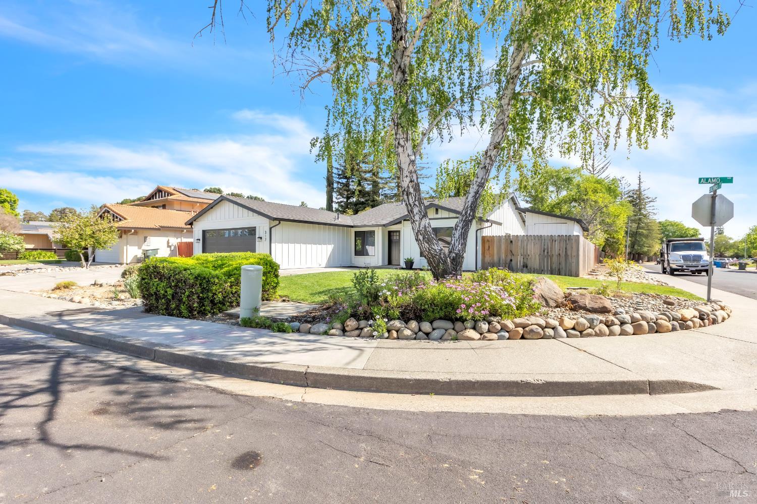 Detail Gallery Image 4 of 39 For 317 N Alamo Dr, Vacaville,  CA 95688 - 3 Beds | 2 Baths